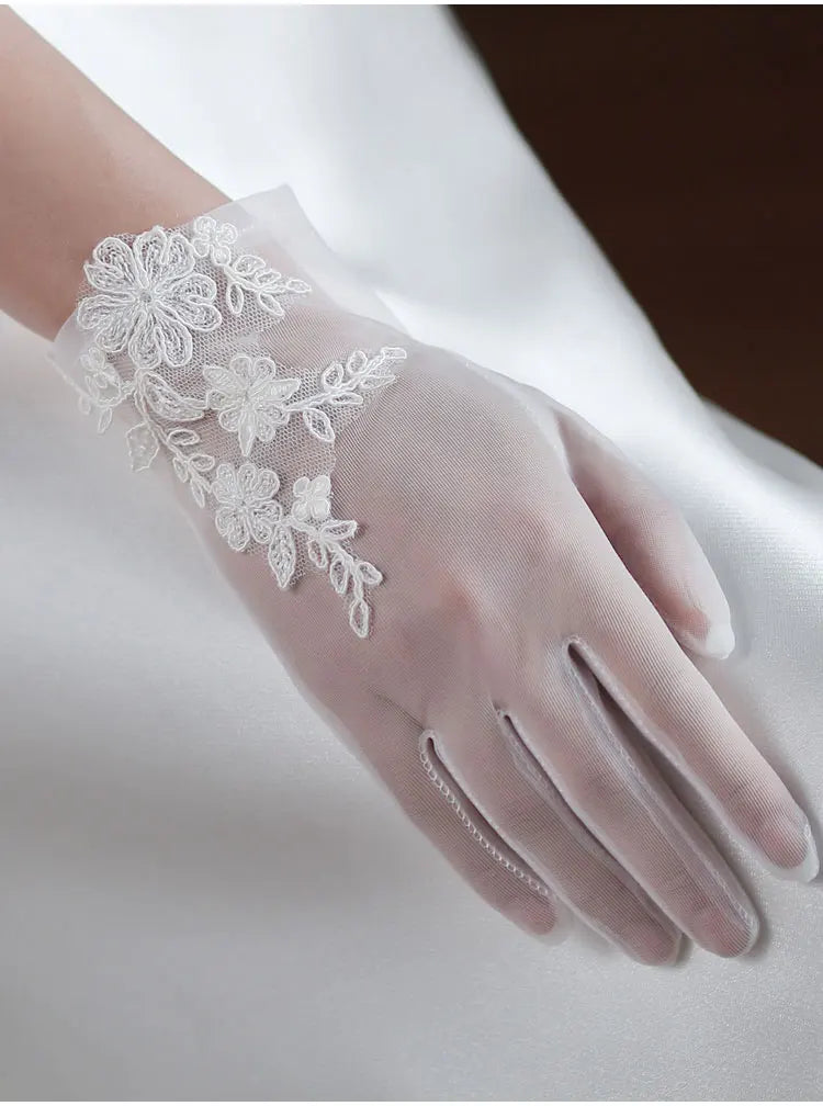 Wedding Bridal White Gloves Handmade Soft Tulle Lace Appliqued Short Brides Gloves Women Pageant Prom Perform Handschuh