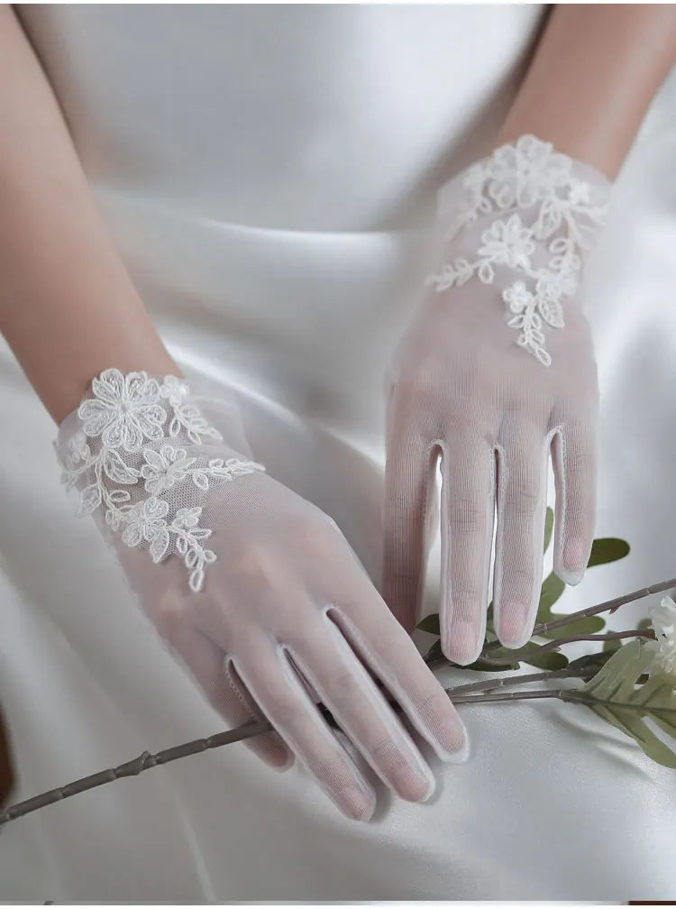 Wedding Bridal White Gloves Handmade Soft Tulle Lace Appliqued Short Brides Gloves Women Pageant Prom Perform Handschuh