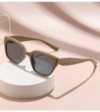 Load image into Gallery viewer, Sunglasses For Women With High-end Face, Small Anti-uv Large Frame Retro Cat Eye Glasses 2025 New Sunglasses 9673