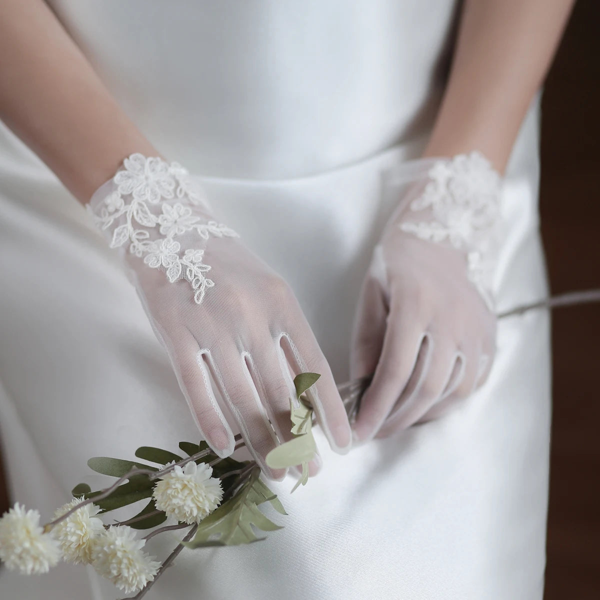 Wedding Bridal White Gloves Handmade Soft Tulle Lace Appliqued Short Brides Gloves Women Pageant Prom Perform Handschuh