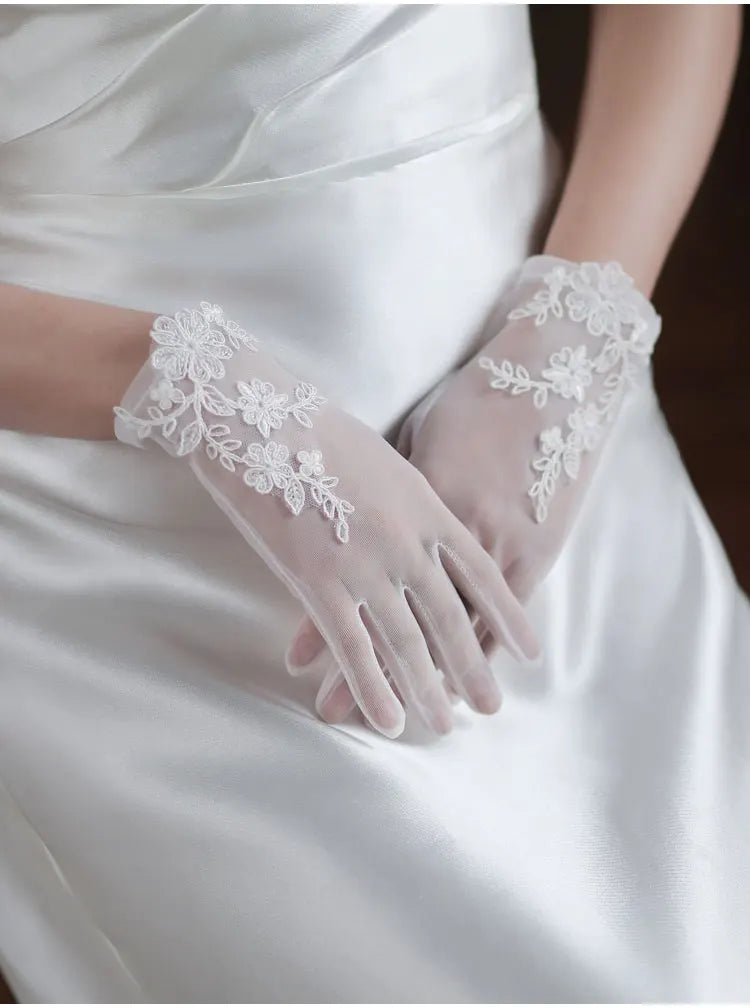 Wedding Bridal White Gloves Handmade Soft Tulle Lace Appliqued Short Brides Gloves Women Pageant Prom Perform Handschuh