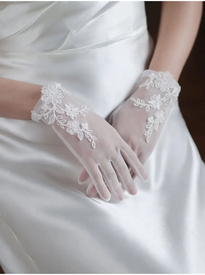 Wedding Bridal White Gloves Handmade Soft Tulle Lace Appliqued Short Brides Gloves Women Pageant Prom Perform Handschuh