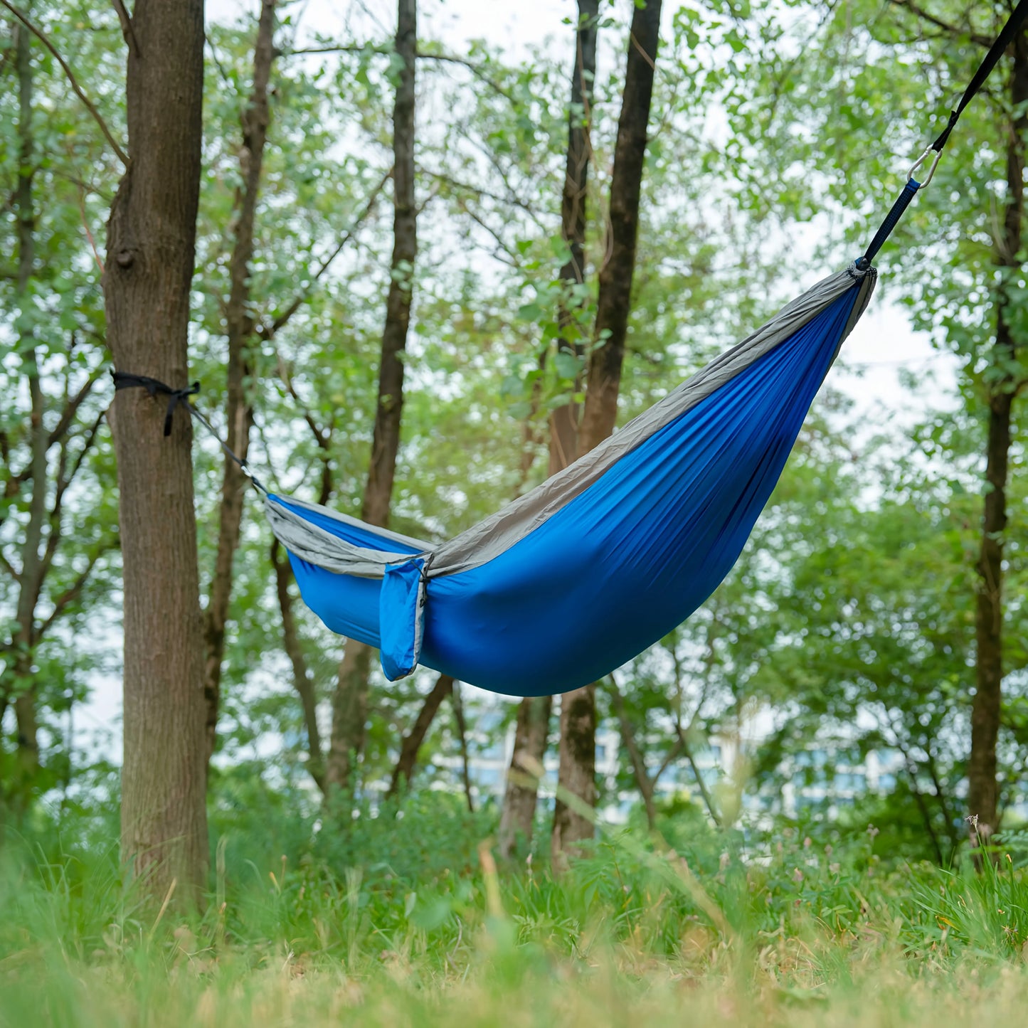 Portable outdoor camping hammock, suitable for backpacking, beach, backyard, garden, hiking, all seasons.