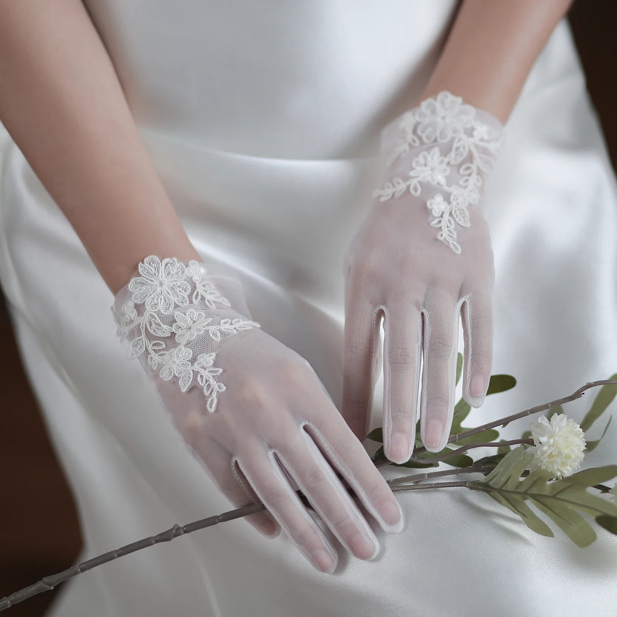 Wedding Bridal White Gloves Handmade Soft Tulle Lace Appliqued Short Brides Gloves Women Pageant Prom Perform Handschuh