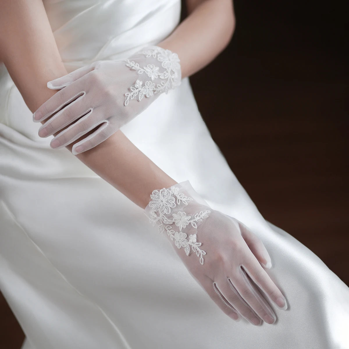 Wedding Bridal White Gloves Handmade Soft Tulle Lace Appliqued Short Brides Gloves Women Pageant Prom Perform Handschuh