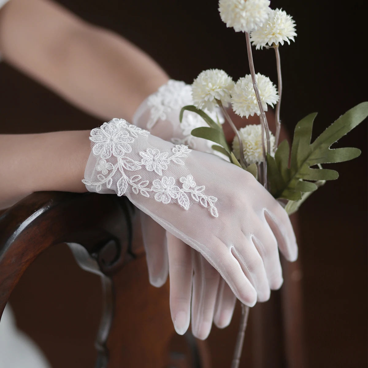 Wedding Bridal White Gloves Handmade Soft Tulle Lace Appliqued Short Brides Gloves Women Pageant Prom Perform Handschuh
