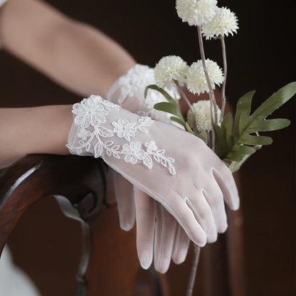 Wedding Bridal White Gloves Handmade Soft Tulle Lace Appliqued Short Brides Gloves Women Pageant Prom Perform Handschuh