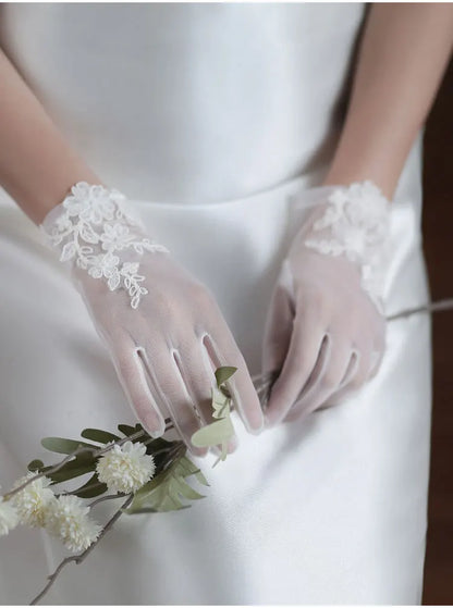 Wedding Bridal White Gloves Handmade Soft Tulle Lace Appliqued Short Brides Gloves Women Pageant Prom Perform Handschuh
