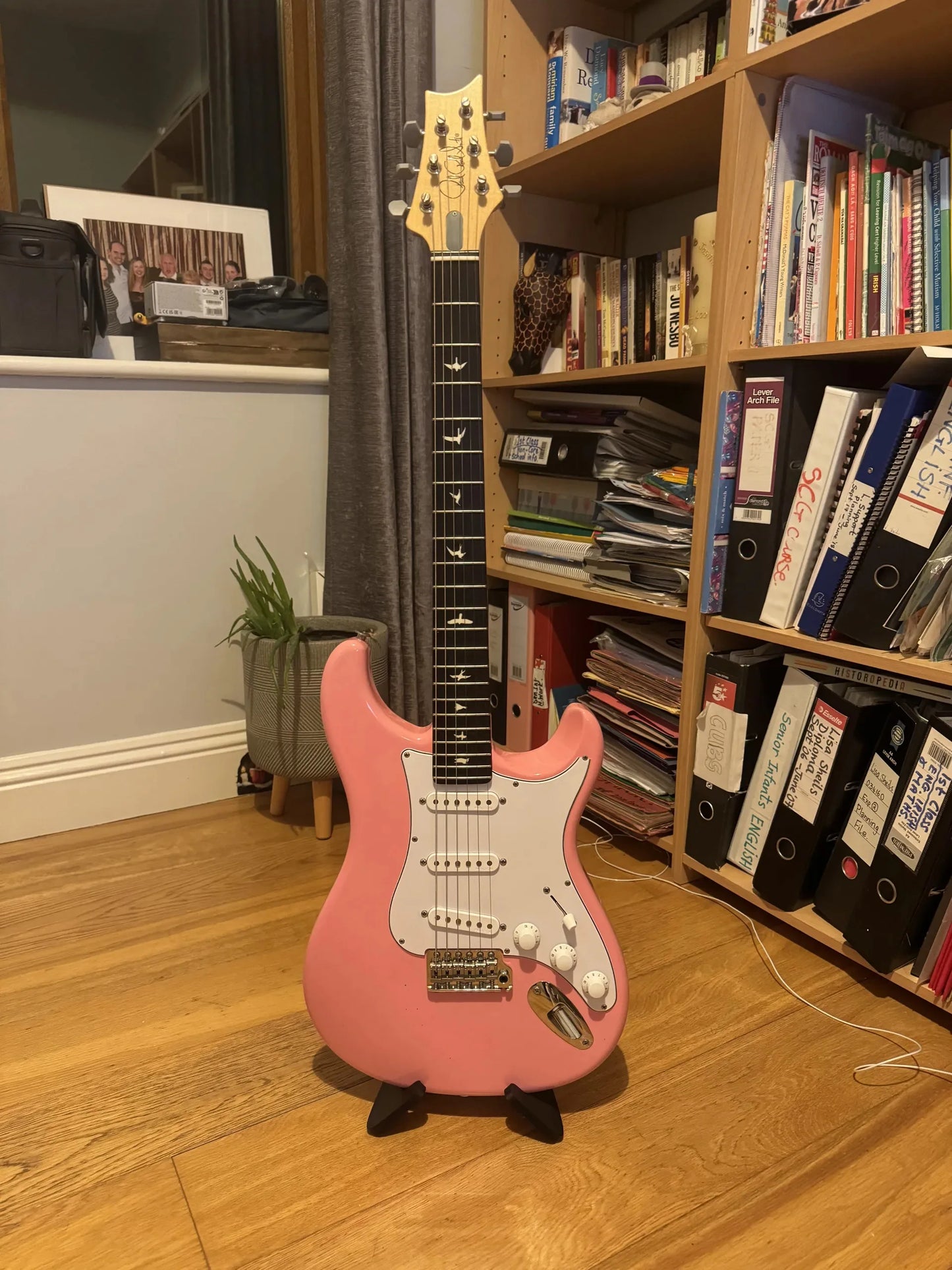 1 Piece Guitar Stand, Musical Instrument Protection, Convenient Storage, Suitable for All Types of Guitar