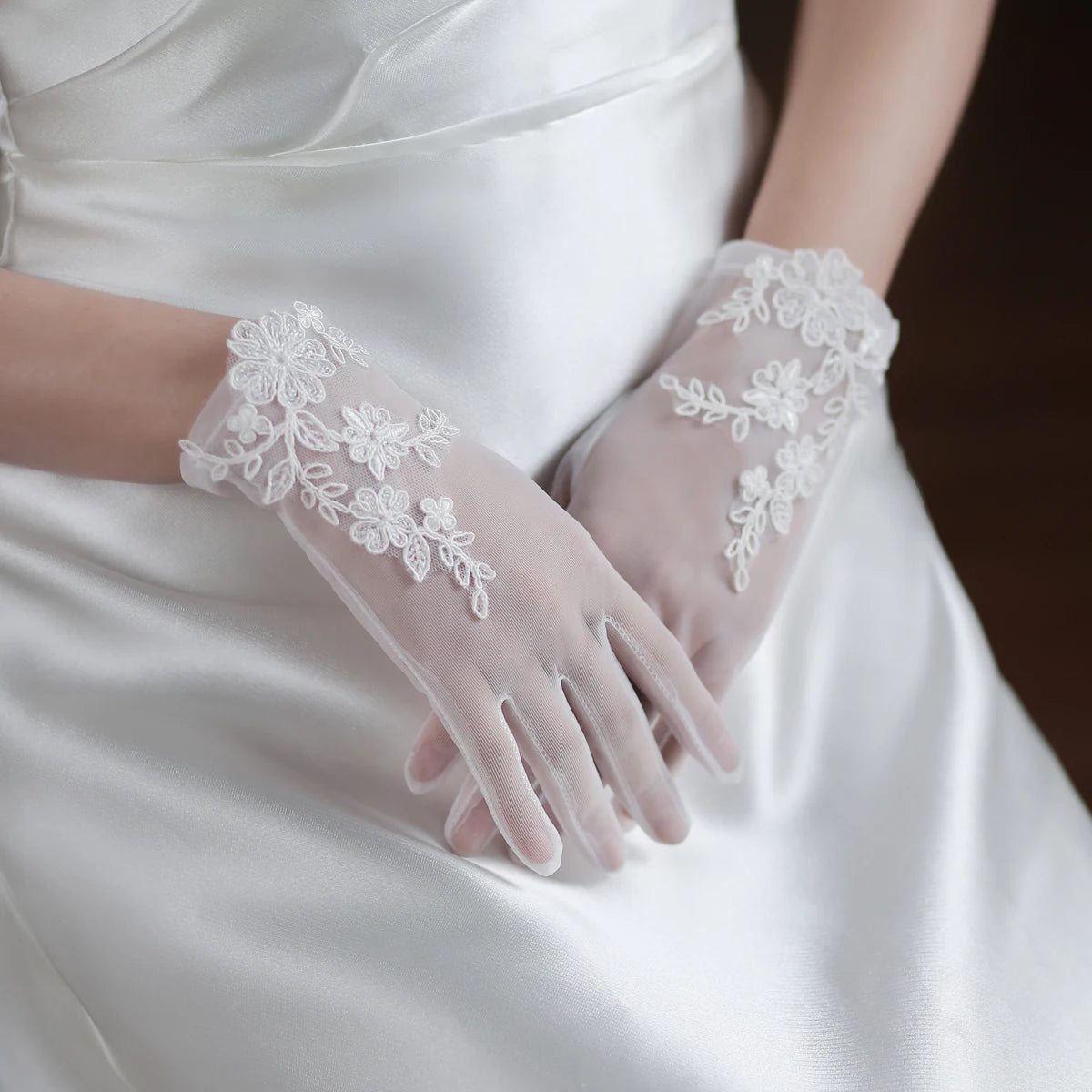 Wedding Bridal White Gloves Handmade Soft Tulle Lace Appliqued Short Brides Gloves Women Pageant Prom Perform Handschuh