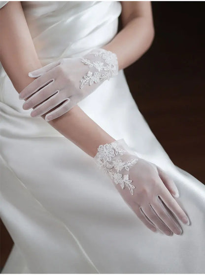 Wedding Bridal White Gloves Handmade Soft Tulle Lace Appliqued Short Brides Gloves Women Pageant Prom Perform Handschuh